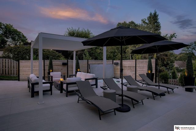 9901 Broadmoor Road, Omaha, NE 68114