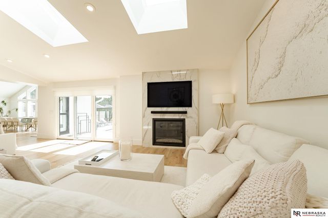 9901 Broadmoor Road, Omaha, NE 68114