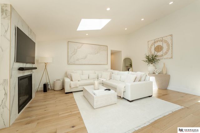 9901 Broadmoor Road, Omaha, NE 68114