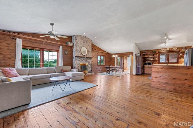 17407 State Highway 109, Dow, IL 62022