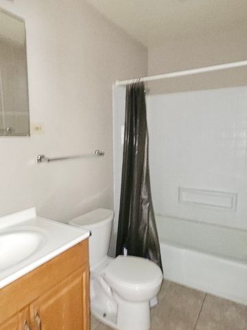 1450 Getzelman Drive 2E, Elgin, IL 60123