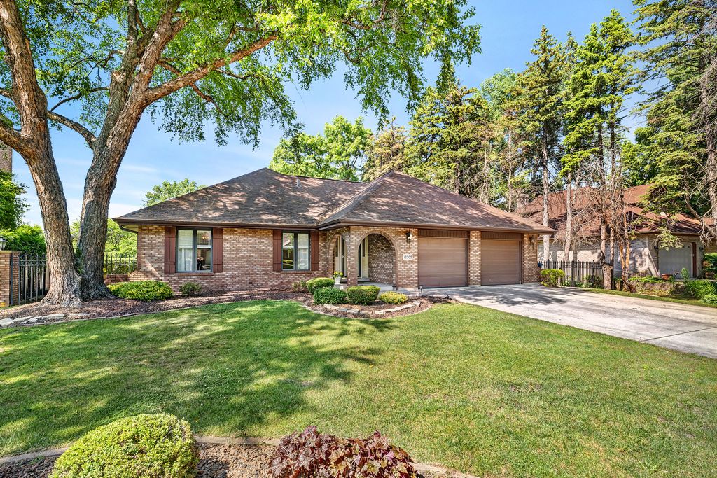 12305 S Spruce Court, Palos Heights, IL 60463