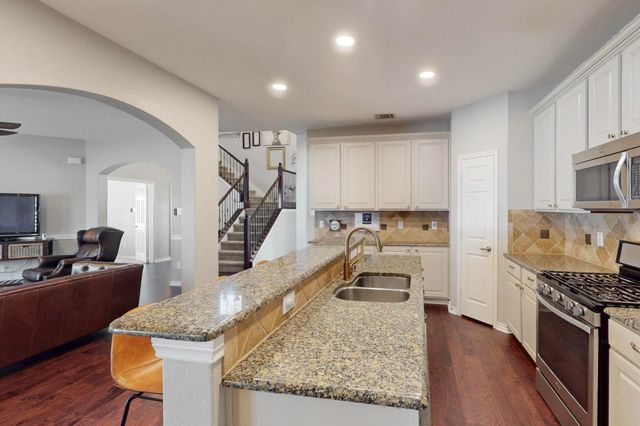 1225 Long Leaf Drive, Savannah, TX 76227