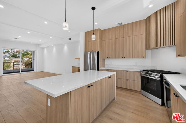 150 N Carondelet Street, Los Angeles, CA 90026