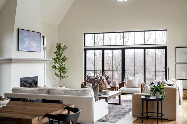 4066 Hawthorn Farm COURT, Delafield, WI 53018