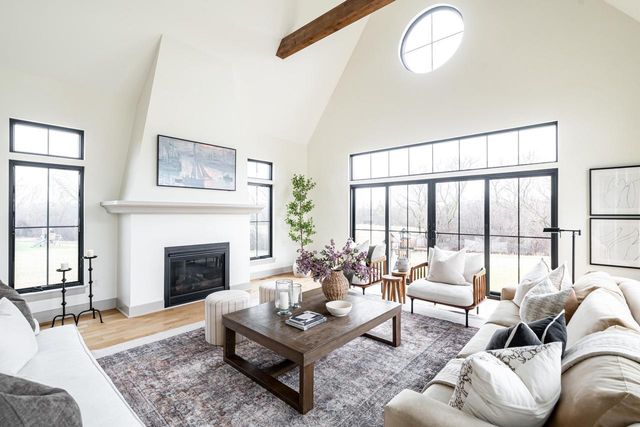 4066 Hawthorn Farm COURT, Delafield, WI 53018