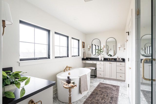 4066 Hawthorn Farm COURT, Delafield, WI 53018