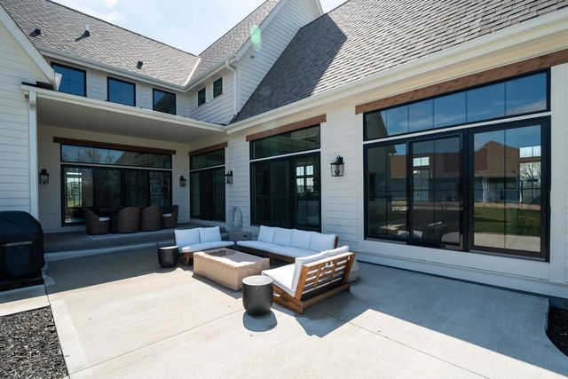 4066 Hawthorn Farm COURT, Delafield, WI 53018