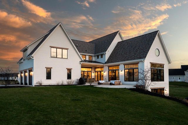 4066 Hawthorn Farm COURT, Delafield, WI 53018