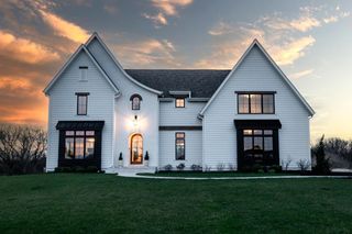 4066 Hawthorn Farm COURT, Delafield, WI 53018