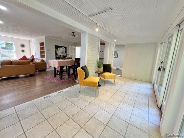 25400 Larkins Street, Southfield, MI 48033