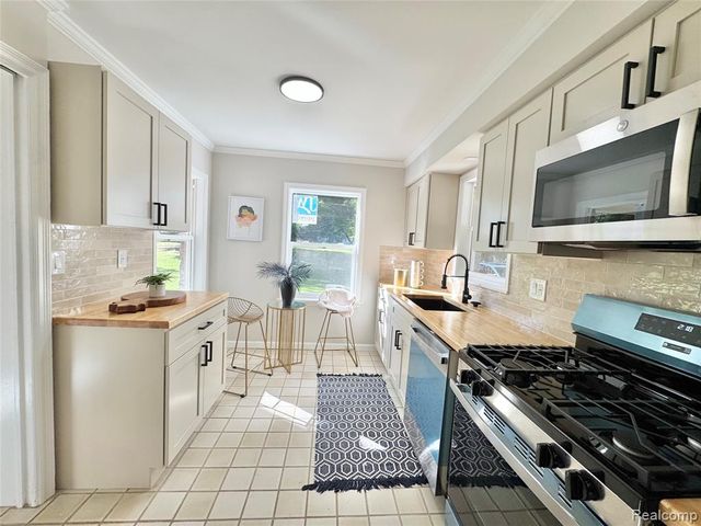 25400 Larkins Street, Southfield, MI 48033