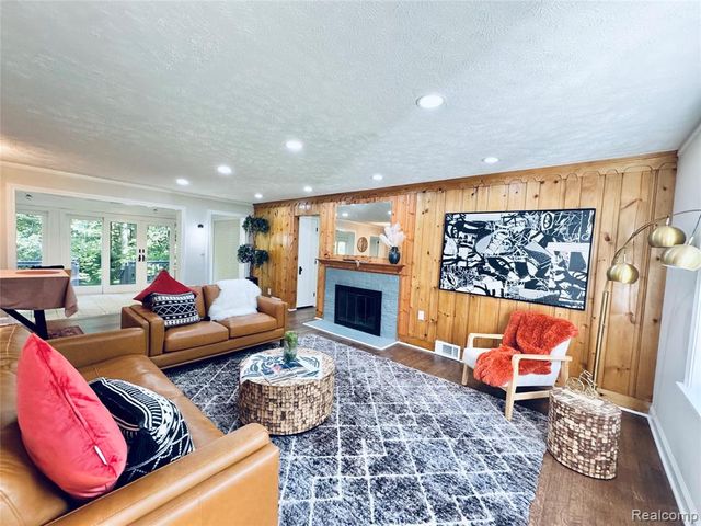 25400 Larkins Street, Southfield, MI 48033