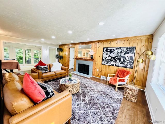 25400 Larkins Street, Southfield, MI 48033