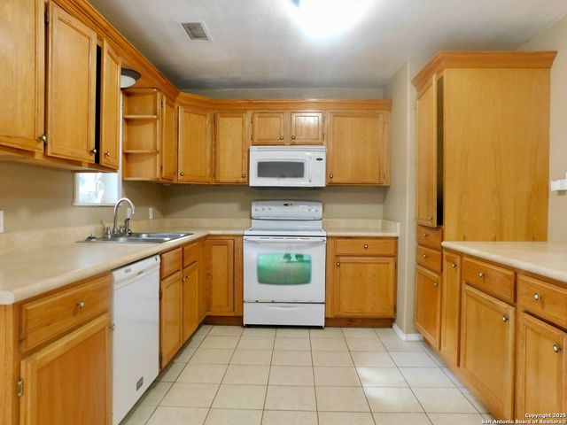 30 CRESTLINE DR, Pleasanton, TX 78064