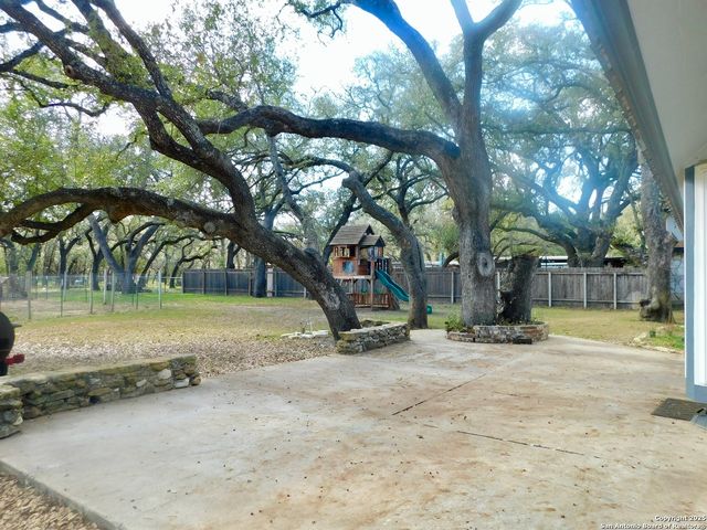 30 CRESTLINE DR, Pleasanton, TX 78064