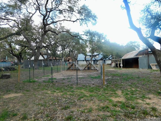 30 CRESTLINE DR, Pleasanton, TX 78064