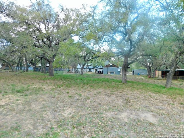 30 CRESTLINE DR, Pleasanton, TX 78064