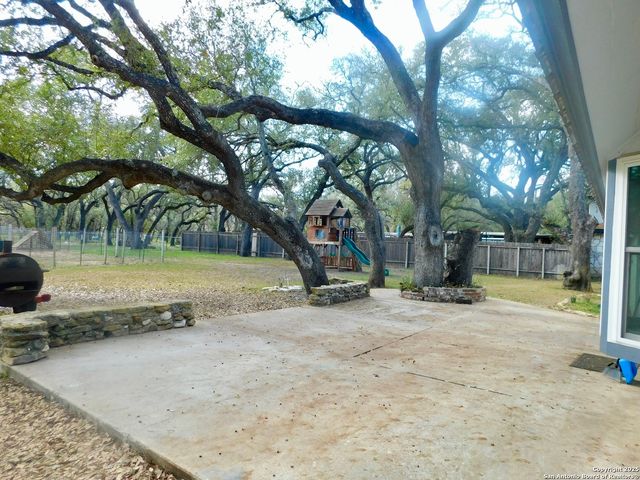 30 CRESTLINE DR, Pleasanton, TX 78064