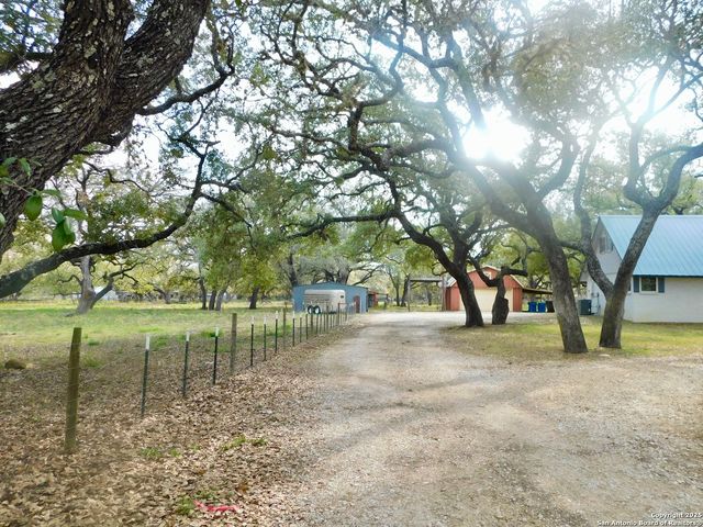 30 CRESTLINE DR, Pleasanton, TX 78064