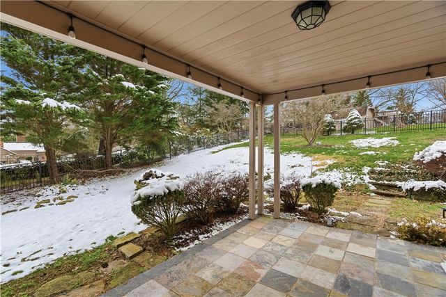 1800 Murdstone Road, Upper St Clair, PA 15241