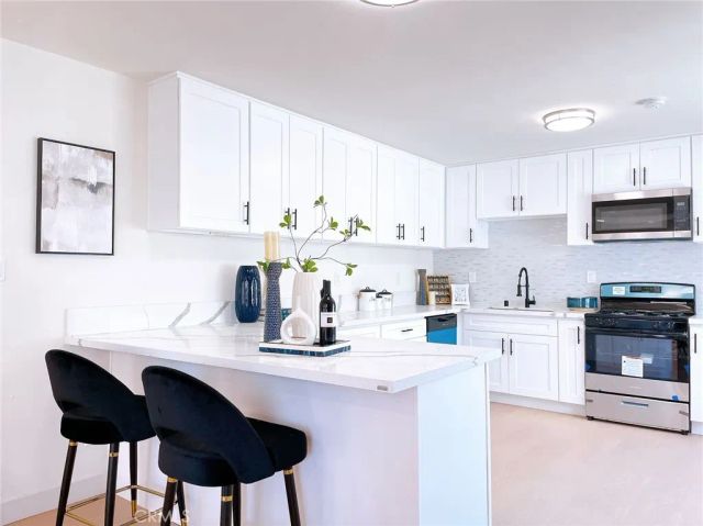 1243 W 98TH Street, Los Angeles, CA 90044