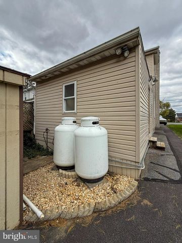 964 W MAIN ST, New Holland, PA 17557