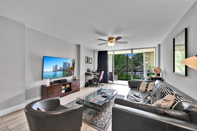 103 ROYAL PARK Drive 2E, Oakland Park, FL 33309