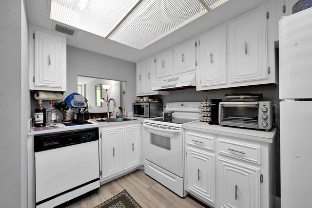 103 ROYAL PARK Drive 2E, Oakland Park, FL 33309