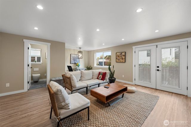 6709 Aurora Avenue, Seattle, WA 98103