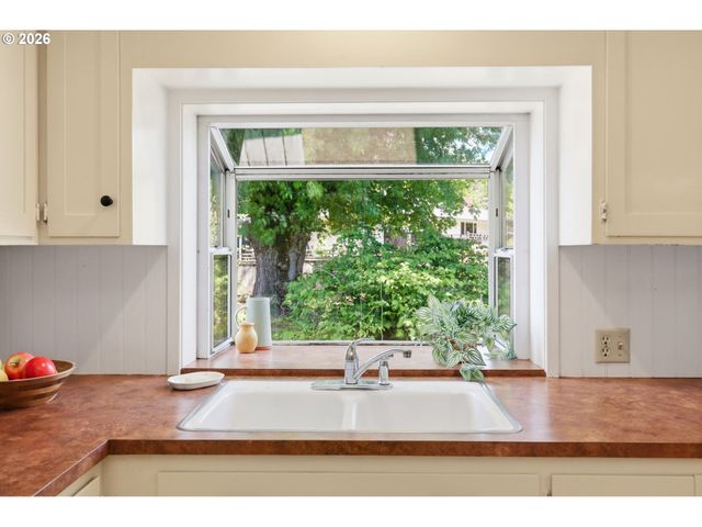 3025 HARRIS St, Eugene, OR 97405