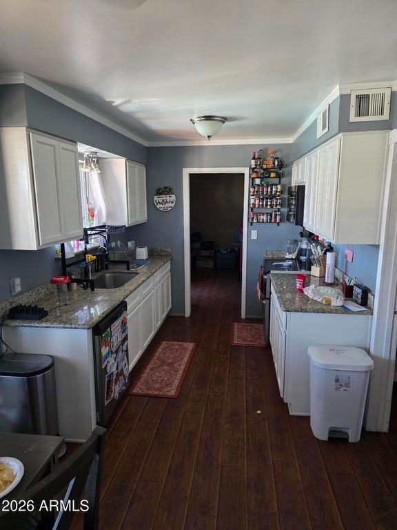 Image 7 of property listing at 1443 E Pepper Pl Place, Mesa, AZ 85203
