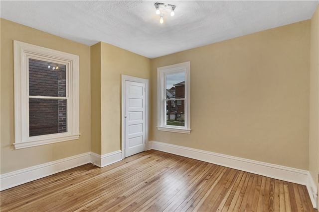 988 Greenfield Ave, Greenfield, PA 15217