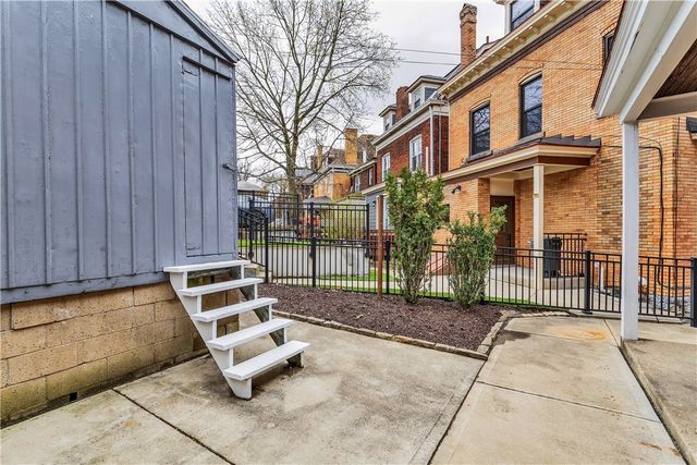 988 Greenfield Ave, Greenfield, PA 15217