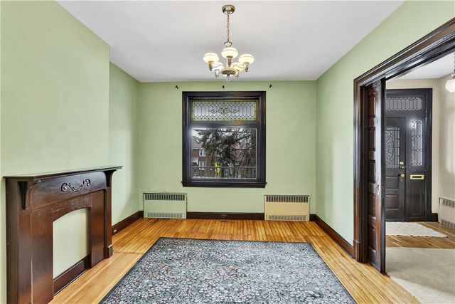 988 Greenfield Ave, Greenfield, PA 15217