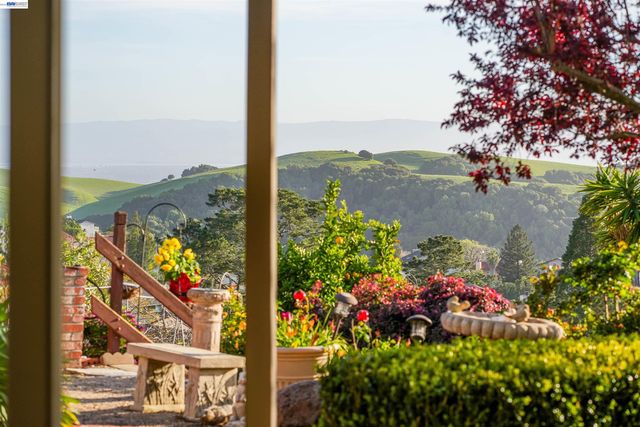 3499 La Mesa Dr, Hayward, CA 94542