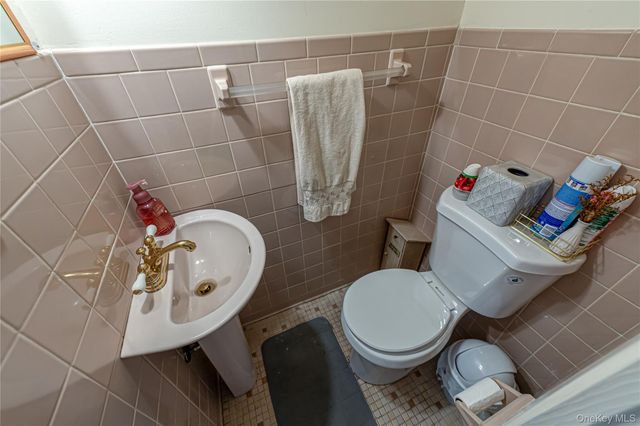 446 N Corona Avenue, Valley Stream, NY 11580