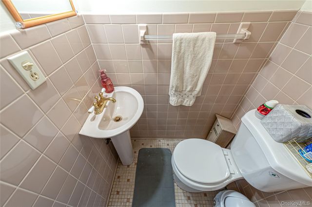 446 N Corona Avenue, Valley Stream, NY 11580