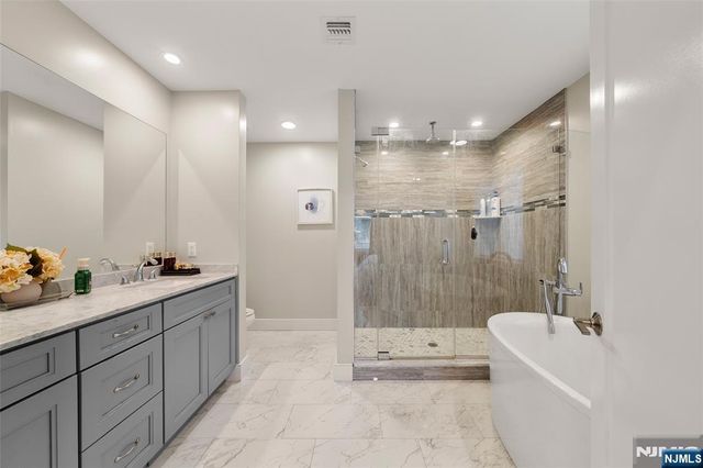 532 6th Street A, Palisades Park, NJ 07650