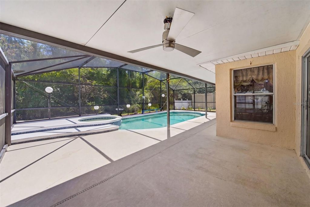 Image 10 of property listing at 14536 GRASSY COVE CIRCLE, Orlando, FL 32824
