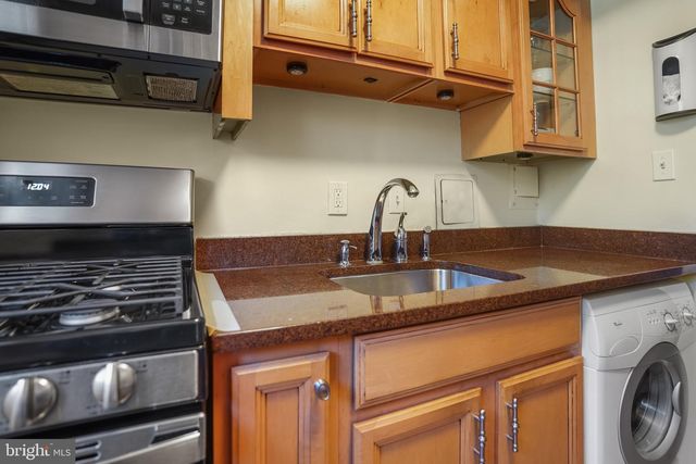 3827 Hamilton St # D-203, Hyattsville, MD 20781