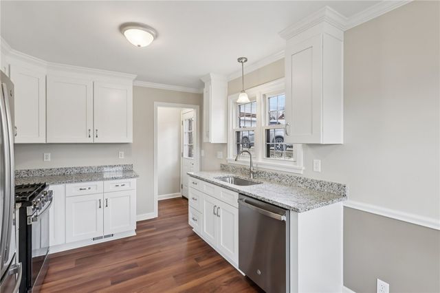 300 Patricia Dr, Ellwood City, PA 16117