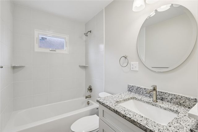 300 Patricia Dr, Ellwood City, PA 16117