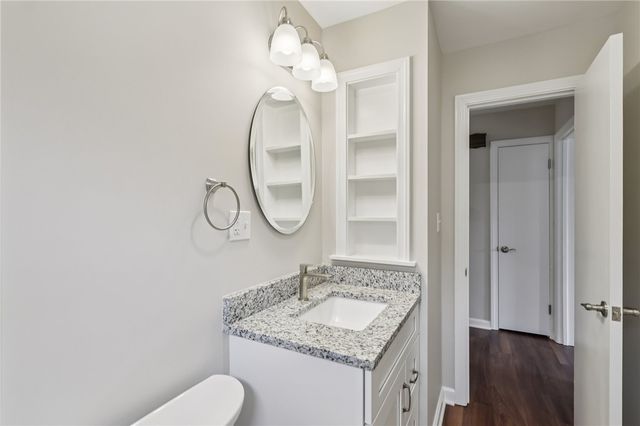 300 Patricia Dr, Ellwood City, PA 16117