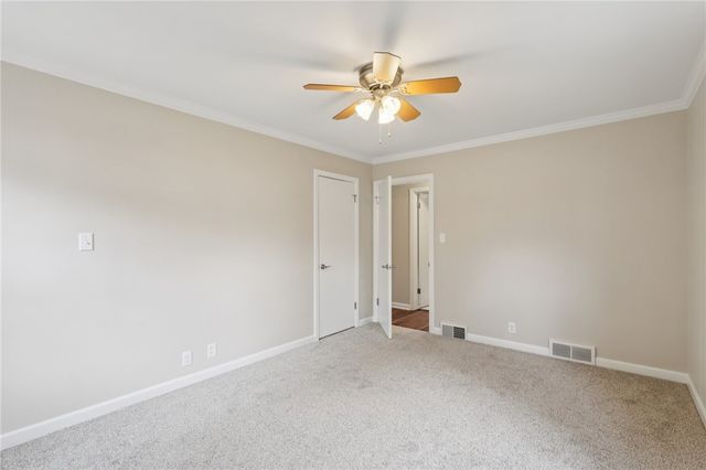 300 Patricia Dr, Ellwood City, PA 16117