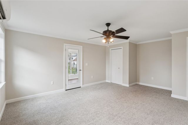 300 Patricia Dr, Ellwood City, PA 16117