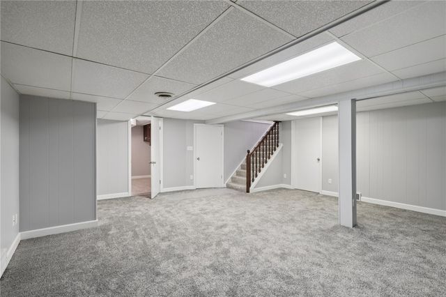 300 Patricia Dr, Ellwood City, PA 16117