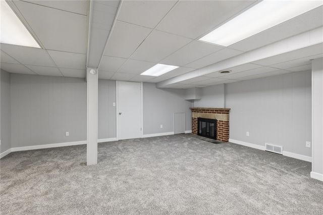 300 Patricia Dr, Ellwood City, PA 16117