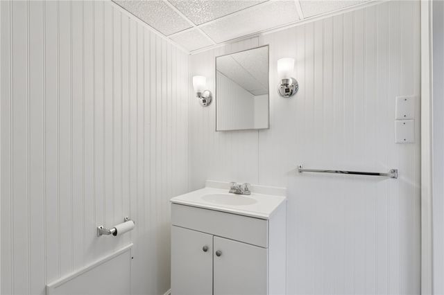 300 Patricia Dr, Ellwood City, PA 16117