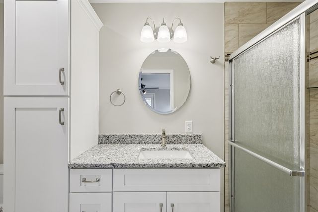 300 Patricia Dr, Ellwood City, PA 16117